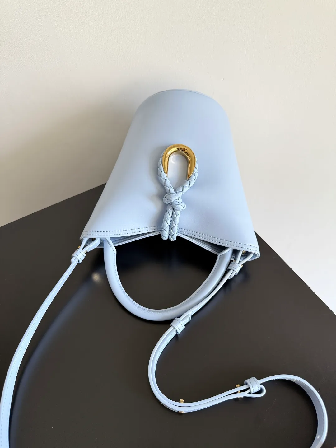 Batch 1620 BOTTEGA VENETA 2025 new women's LIBERTA small bucket bag The wind of "freedom" is still blowing towards summer🫧Unique bag shape and large enough capacity. This kind of small bag has always been very popular in summer. It can easily store essential items such as sunscreen and mini 5-fold umbrella when carrying it when going out. It uses braided knots and horseshoe buckle shapes. The metal ring is used for opening and closing, and the classic weaving is only used as an embellishment here, giving way to the simplicity of all-leather. It is a true combination of innovation and classics. It is also equipped with a detachable long shoulder strap. Friends who don’t like to carry it on the shoulder can only buy this bag and have more choices. Style number: 815244 Size: 22*18*15cm